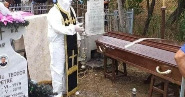 Preot din Olt, în combinezon și cu patrafir la slujba de înmormântare