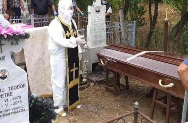 Preot din Olt, în combinezon și cu patrafir la slujba de înmormântare: "Nu cred că am făcut un lucru rău”