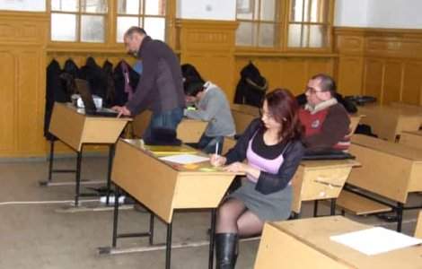 Zeci de profesori, prinși că au copiat la examenul de titularizare