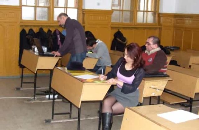 Zeci de profesori, prinși că au copiat la examenul de titularizare