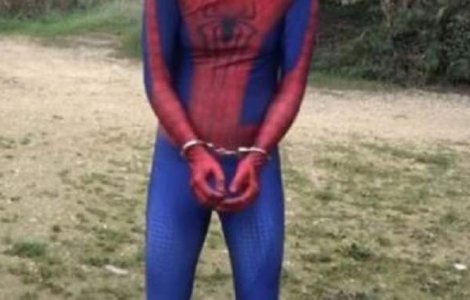 S-a deghizat în Spiderman, a jefuit o gelaterie și l-a înjunghiat pe proprietar
