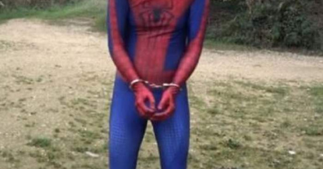 S-a deghizat în Spiderman, a jefuit o gelaterie și l-a înjunghiat pe proprietar