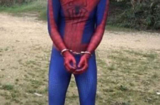 Un român din Italia s-a deghizat în Spiderman, a jefuit o gelaterie, l-a înjunghiat pe proprietar și a rănit alți doi polițiști