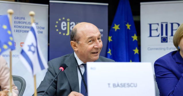 Băsescu, după ce Iohannis a criticat PSD: „Eu le dădeam una peste ceafă”