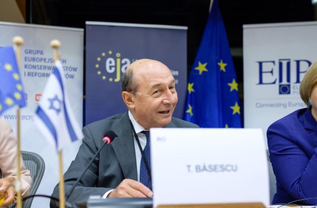 Reacția lui Băsescu după ce Iohannis i-a criticat pe social-democrați: „Eu le dădeam una peste ceafă”