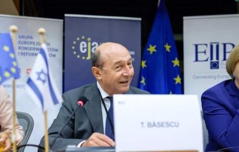Băsescu, după ce Iohannis a criticat PSD: „Eu le dădeam una peste ceafă”