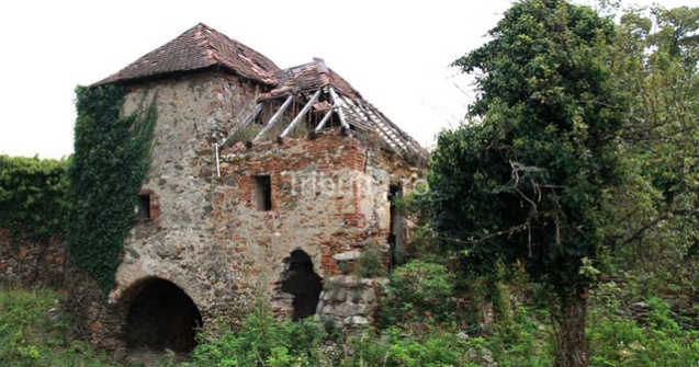FOTO Una dintre cele mai vechi biserici din Sibiu a fost transformată într-un grajd