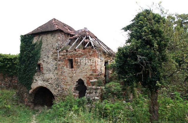 FOTO Una dintre cele mai vechi biserici din Sibiu a fost transformată într-un grajd