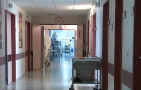 Bătrân cu accident vascular cerebral, ținut 8 ore în camera de gardă