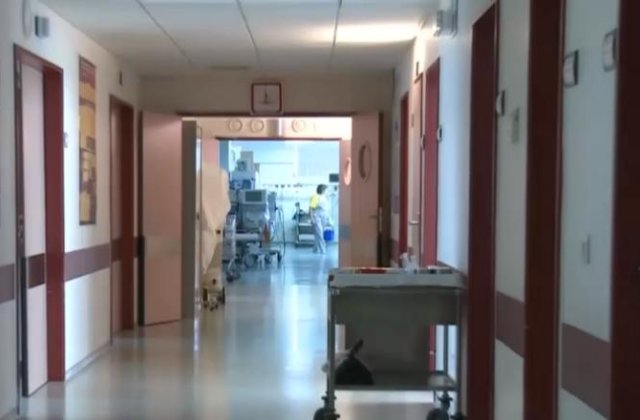 Bătrân cu accident vascular cerebral, ținut 8 ore în camera de gardă. A rămas parțial paralizat