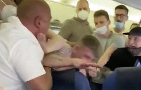 Bătaie într-un avion, după ce doi pasageri băuți au refuzat să poarte măști