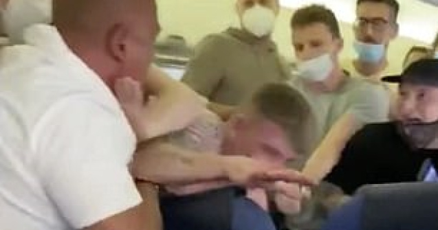 Bătaie într-un avion, după ce doi pasageri băuți au refuzat să poarte măști