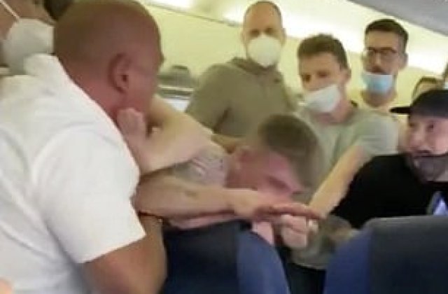 VIDEO Bătaie într-un avion spre Ibiza, după ce doi pasageri băuți au refuzat să poarte măști