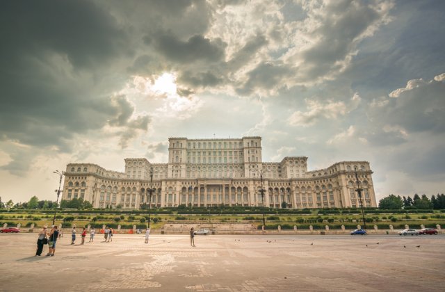 Elevii protestează &icirc;n fața Guvernului și cer soluții pentru noul an școlar: &bdquo;Suntem &icirc;n august, ar trebui să avem un plan concret&rdquo;