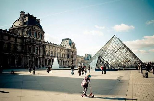 Umberto Eco: "La Luvru ar trebui deschis un bar"