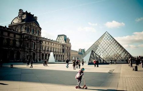 Umberto Eco: "La Luvru ar trebui deschis un bar"