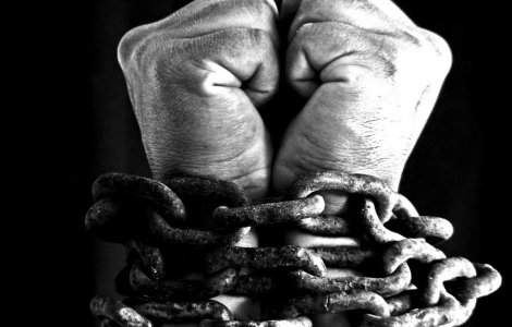 Protest la Pitesti: Un tanar s-a legat cu lanturi de o clinica