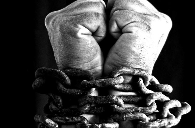 Protest la Pitesti: Un tanar s-a legat cu lanturi si acuza un medic de malpraxis