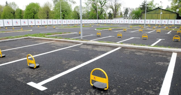 Probleme în București: șoferii ”bizoni” vandalizează parcările gratuite