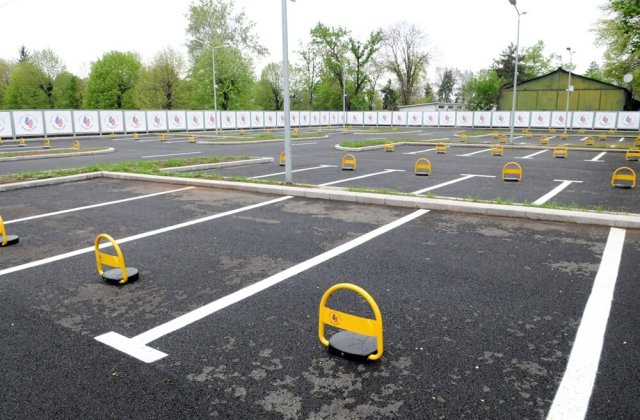 Probleme în București: șoferii ”bizoni” vandalizează parcările, deși sunt gratuite