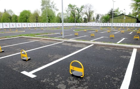 Probleme în București: șoferii ”bizoni” vandalizează parcările, deși sunt gratuite