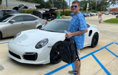 Și-a cumpărat un Porsche cu un cec printat la calculatorul de acasă