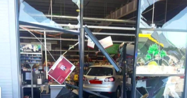 O femeie a intrat cu mașina într-un supermarket din Ilfov