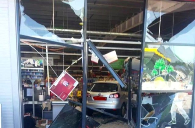 O femeie a intrat cu mașina într-un supermarket din Ilfov