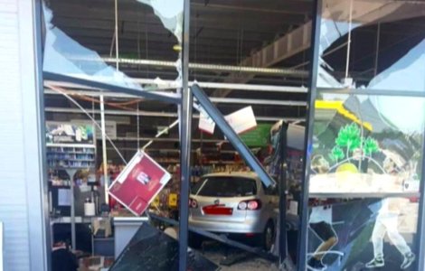 O femeie a intrat cu mașina într-un supermarket din Ilfov
