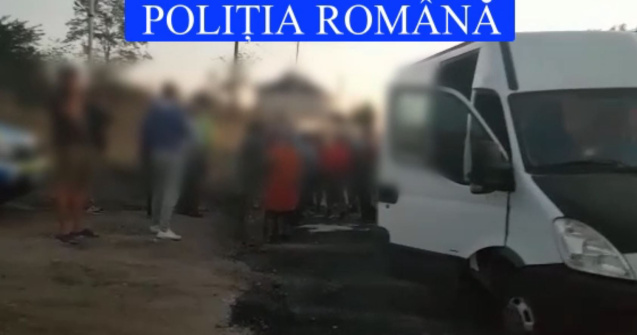 40 de persoane, înghesuite într-o dubă de marfă la Galați
