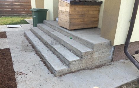 Un bărbat a murit după ce a căzut de la o jumătate de metru, în timp ce urca niște scări