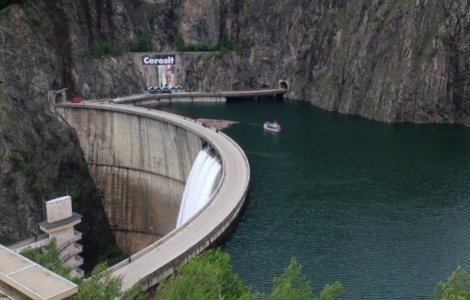 Un jandarm a fost găsit împușcat la Barajul Vidraru