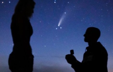 FOTO S-au logodit în timp ce pe cer trecea o cometă vizibilă doar o dată la 6.800 ani