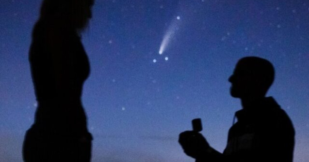 FOTO S-au logodit în timp ce pe cer trecea o cometă vizibilă o dată la 6.800 ani