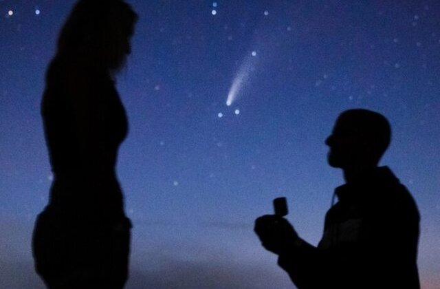 FOTO S-au logodit &icirc;n timp ce pe cer trecea o cometă vizibilă doar o dată la 6.800 ani
