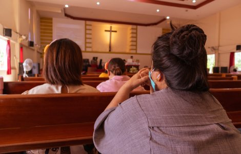 Aproape 100 de persoane s-au infectat cu coronavirus după ce un bărbat a participat la o slujbă religioasă