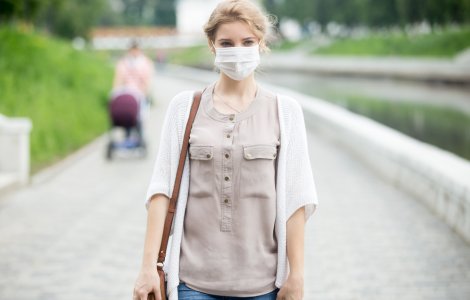 Masca devine obligatorie în spațiile deschise și în Bistrița-Năsăud