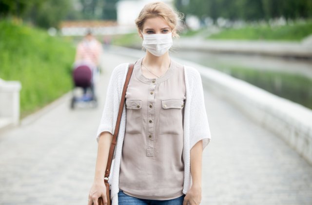 Masca devine obligatorie în spațiile deschise și în Bistrița-Năsăud