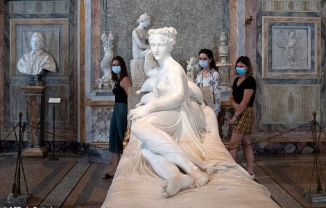 A distrus o sculptură veche de 200 de ani dintr-un muzeu doar pentru o poză