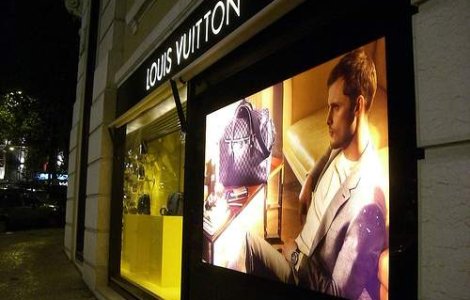 Colectia Louis Vuitton Primavara/Vara 2010, live pe Facebook