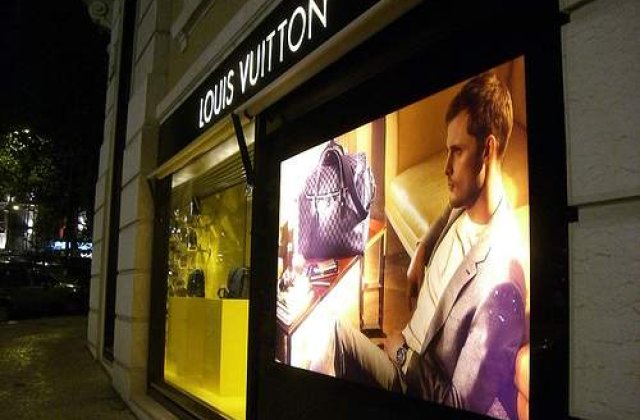 Colectia Louis Vuitton Primavara/Vara 2010, live pe Facebook