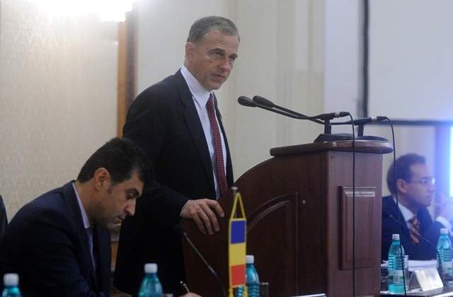 Geoana: Basescu planuieste concedierea a 20% din bugetari