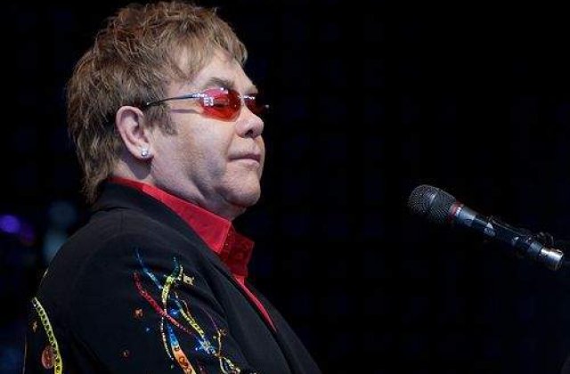 Elton John ar putea adopta un copil din Africa