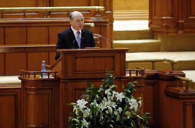 Presedintele Basescu a cerut Parlamentului sa se adreseze marti plenului reunit