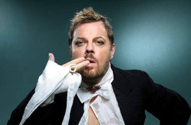 Eddie Izzard, unul dintre cei mai faimosi comici din lume, vine la Bucuresti