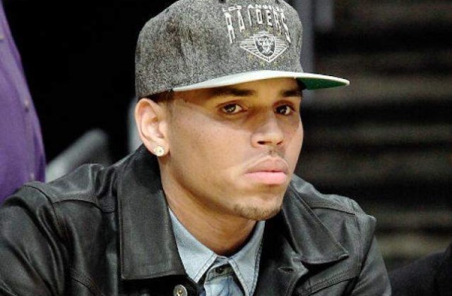 Chris Brown s-a batut in avion cu bodyguardul sau