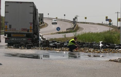 Trafic restricționat la Buzău! Mii de sticle de bere au căzut dintr-un camion
