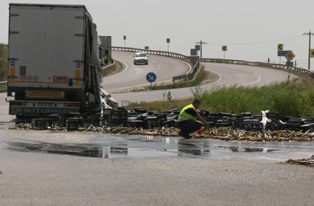 VIDEO Trafic restricționat la ieșirea din Buzău! Mii de sticle de bere au căzut dintr-un camion