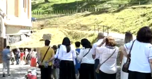 Zeci de mii de credincioși, așteptați în pelerinaj la Mănăstirea Nicula