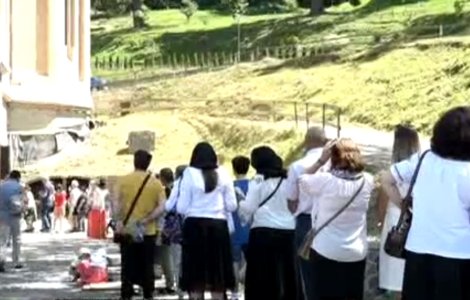 Zeci de mii de credincioși, așteptați în pelerinaj la Mănăstirea Nicula